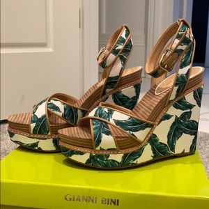 Gianni Bini Lusiatwo leaf printed wedges